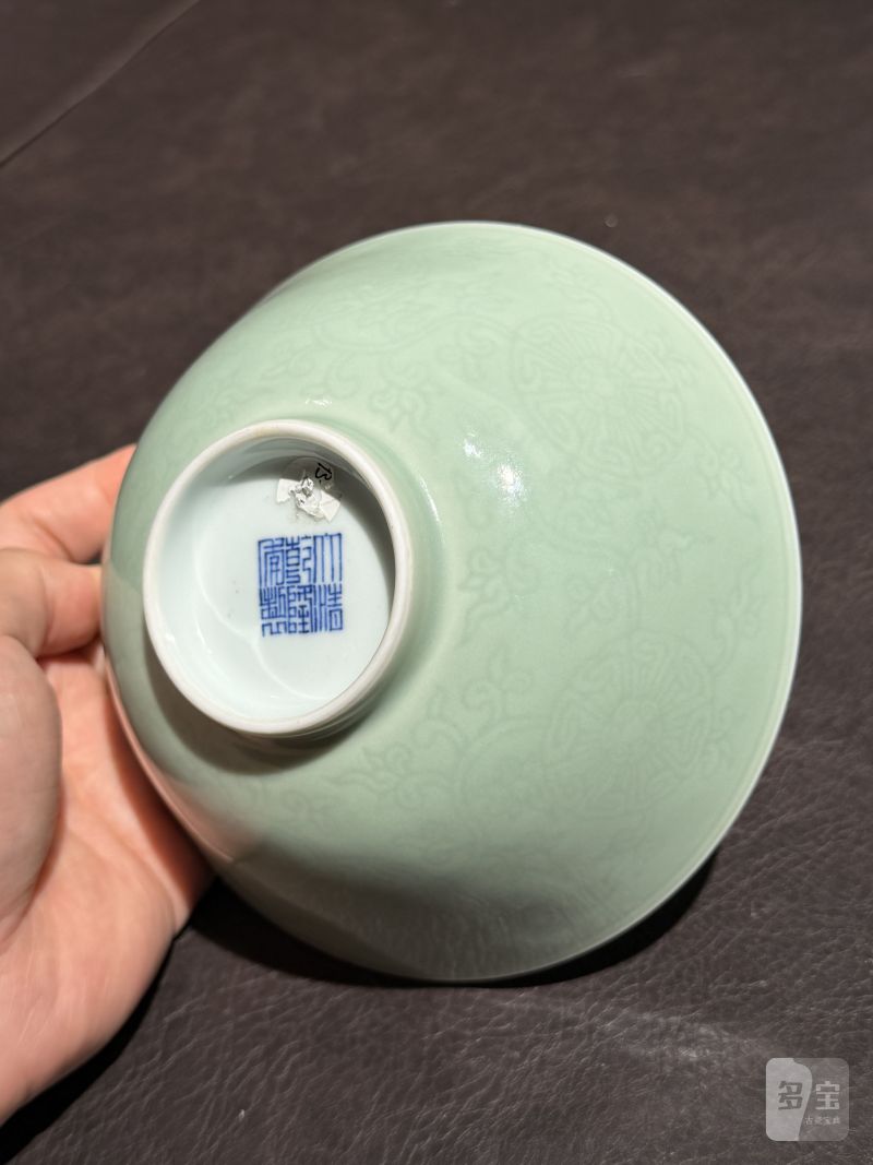 清乾隆 青釉暗刻轮花卉纹碗 - 图13